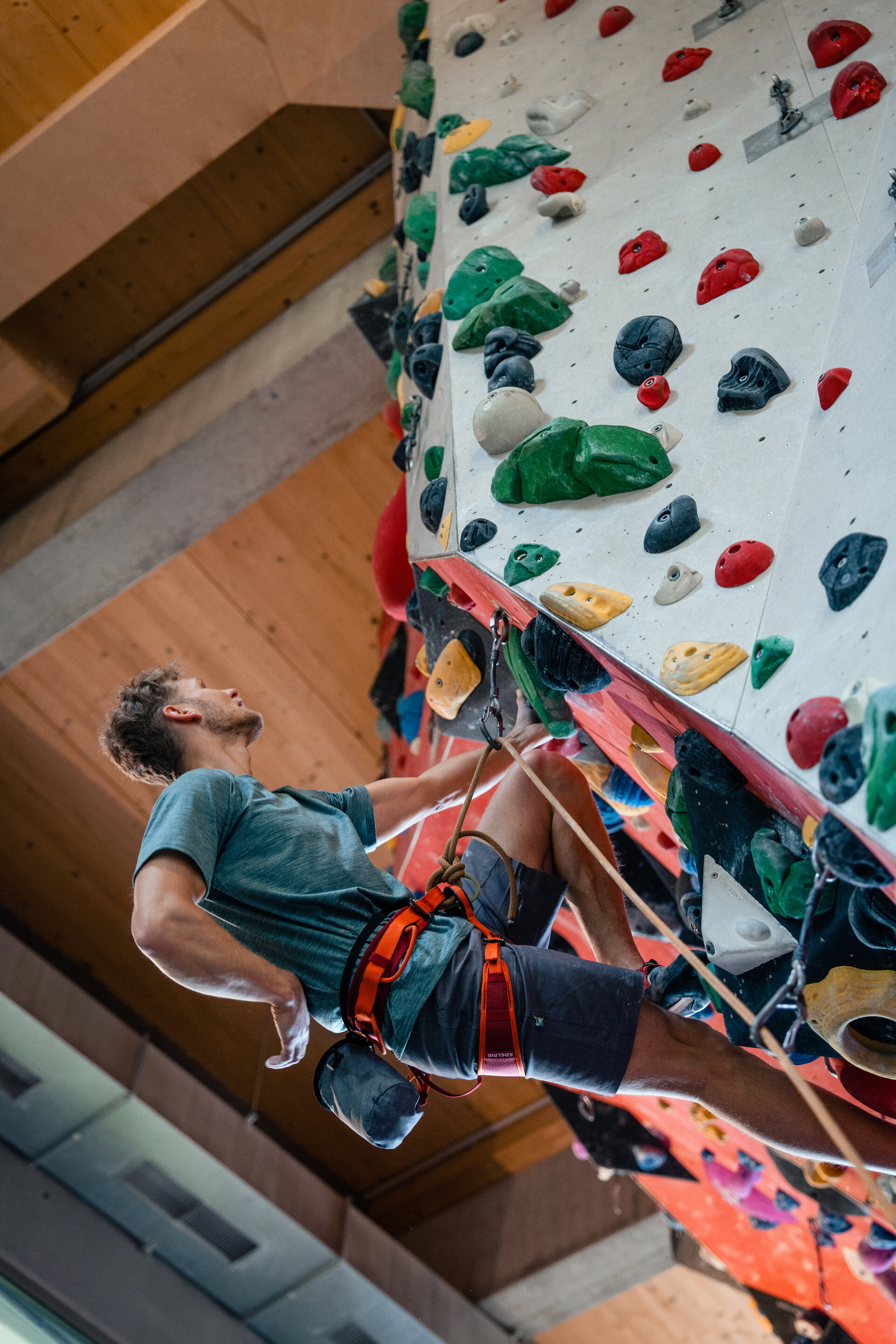Ein Mann beginnt an einer Wand zu bouldern | © DAV/Marisa Koch