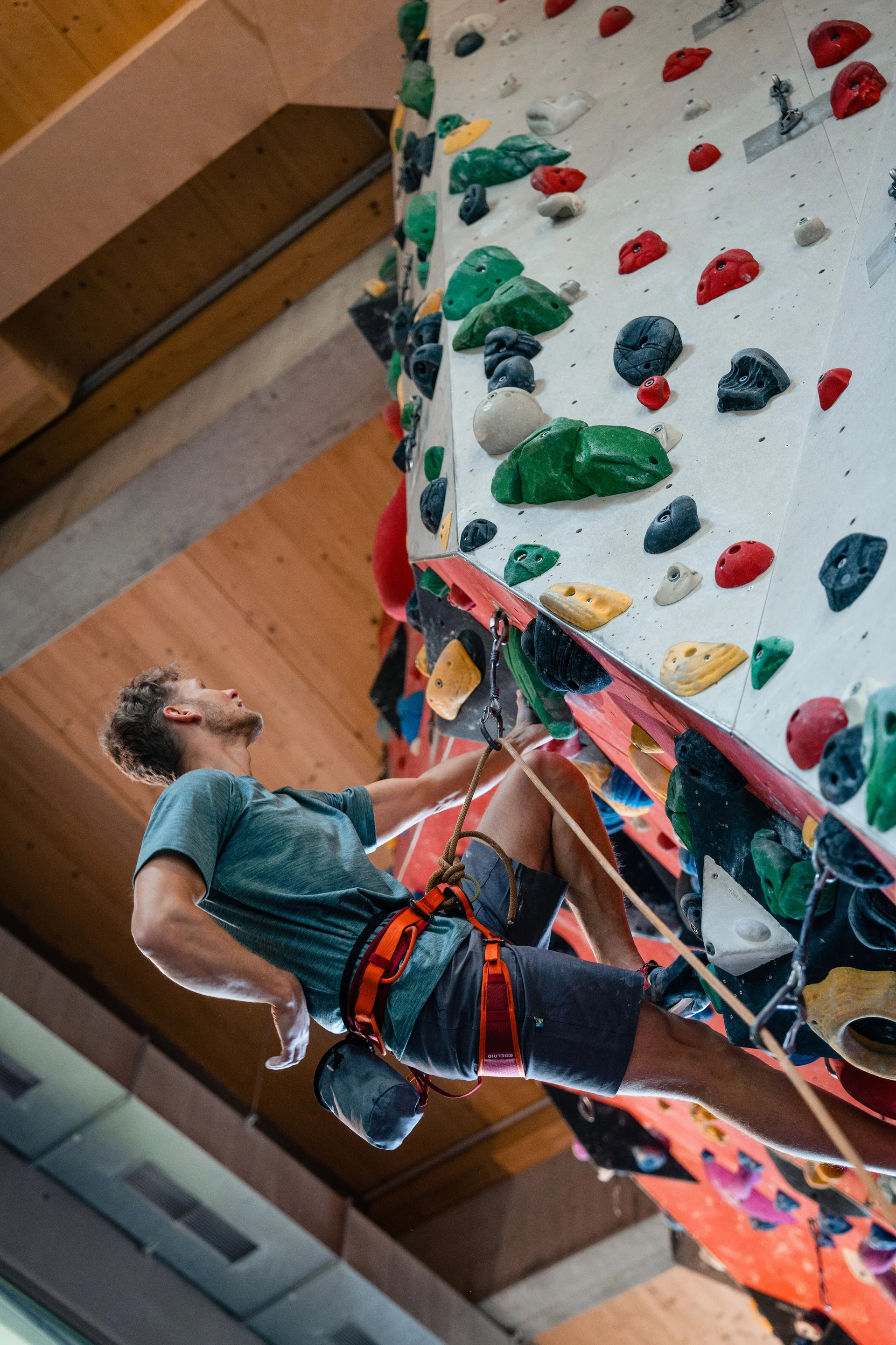 Boulder und Indoor-Klettern ist bei vielen DAV-Sektionen möglich | © DAV/Marisa Koch Ein Mann beginnt an einer Wand zu bouldern | © DAV/Marisa Koch