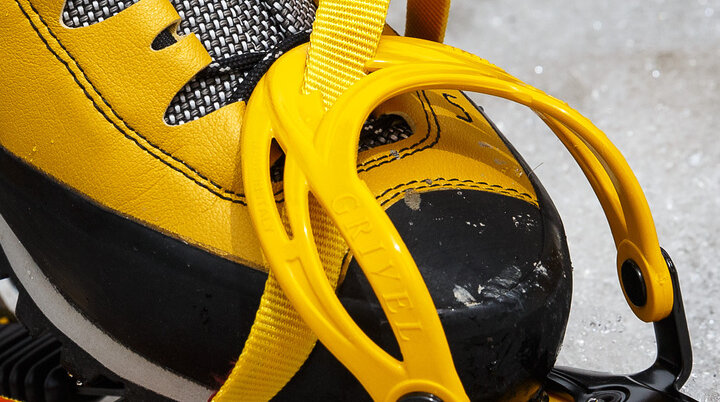 Ein Schuh mit Steigeisen auf einem Eisfeld | © DAV/Marco Kost