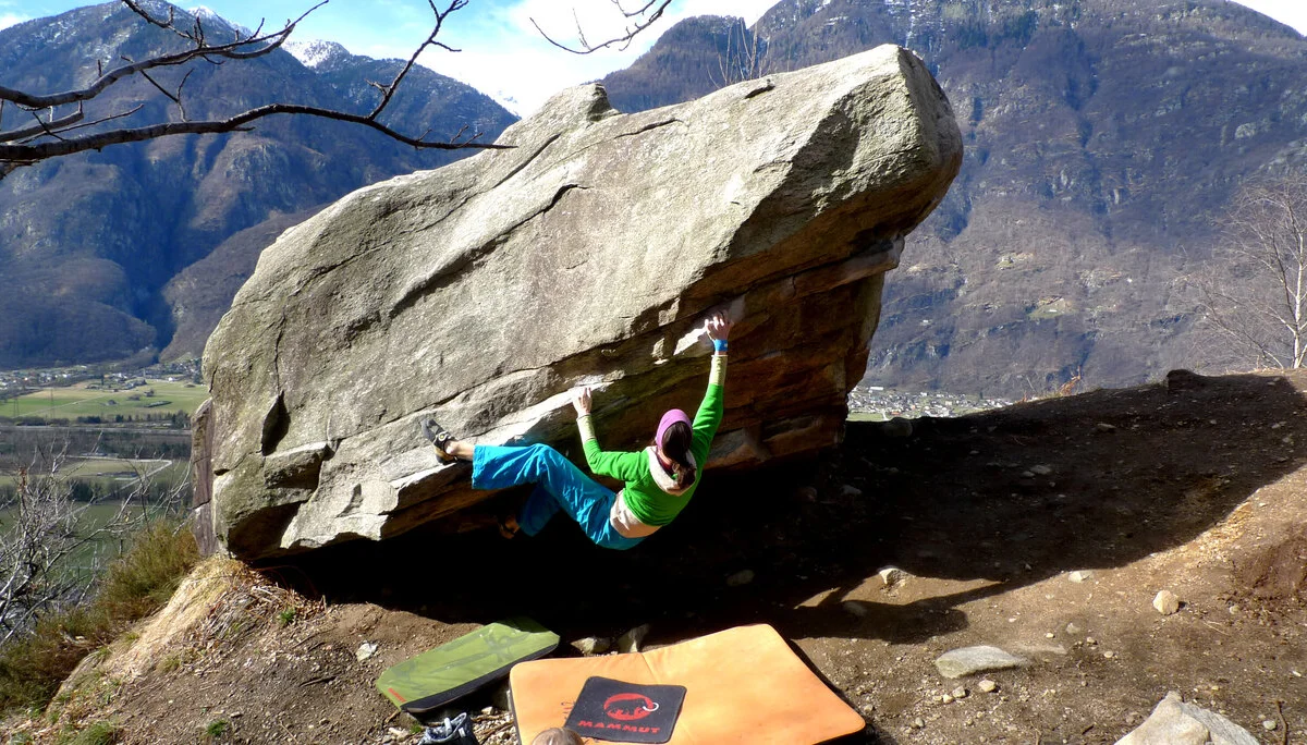 Ein Mann klettert an einem Boulderfelsen in Cresciano | © DAV/Matthias Keller