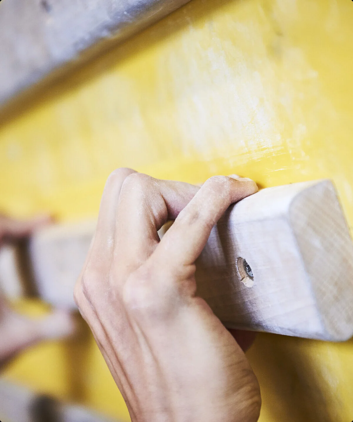 DAV Kletterhalle | © DAV/Frank Kretschmann Hände greifen nach Holzelementen an einer Kletterwand | © DAV/Frank Kretschmann