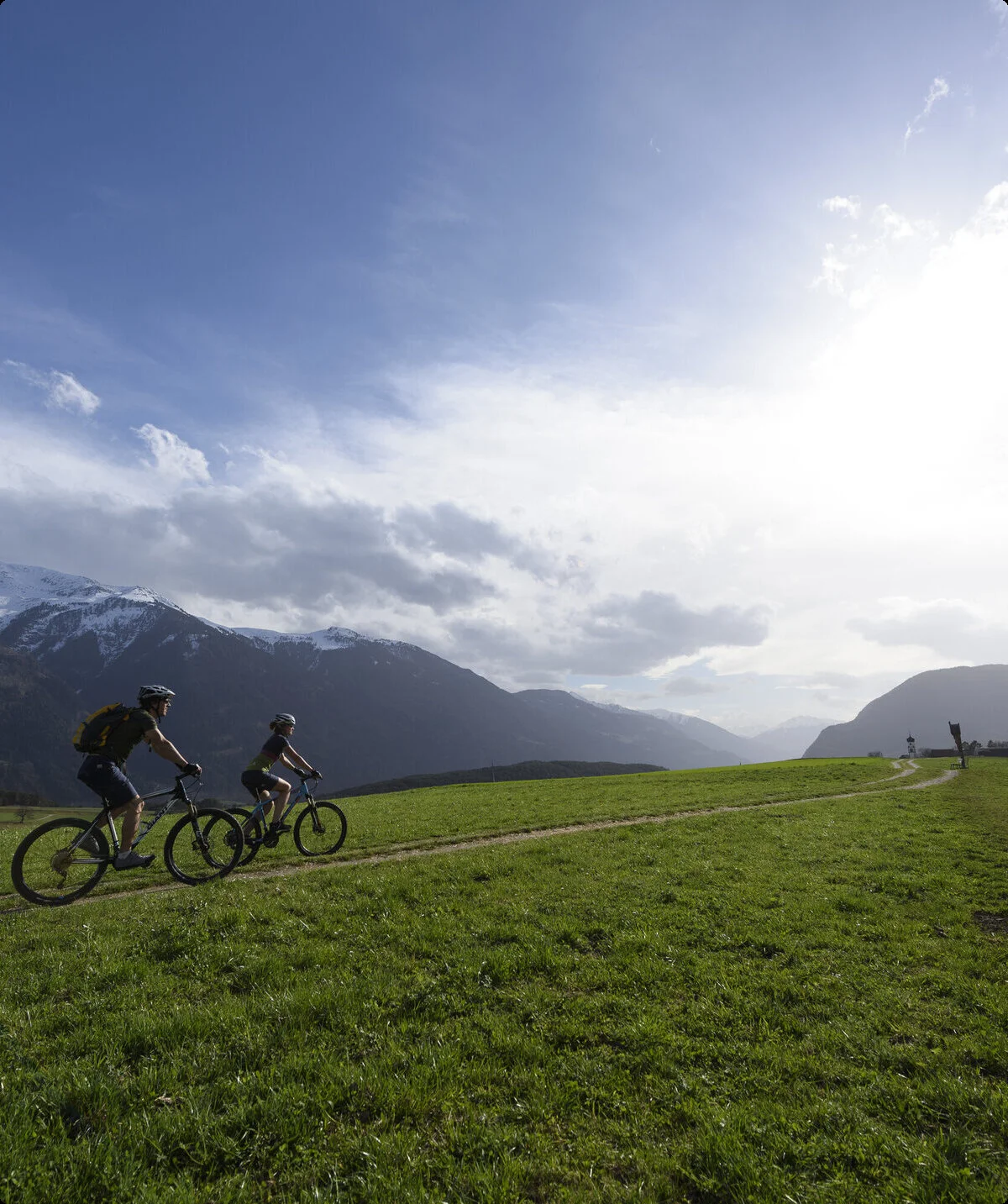 Zwei Mountainbiker auf einer grünen Wiese | © DAV/Wolfgang Ehn Zwei Mountainbiker auf einer grünen Wiese | © DAV/Wolfgang Ehn